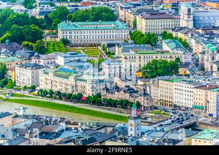 Luftaufnahme des Schlosses Mirabell und der st.-Andreas-Kirche in Salzburg, Österreich. Stockfoto