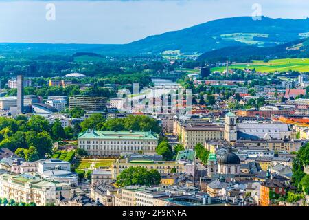 Luftaufnahme des Schlosses Mirabell und der st.-Andreas-Kirche in Salzburg, Österreich. Stockfoto