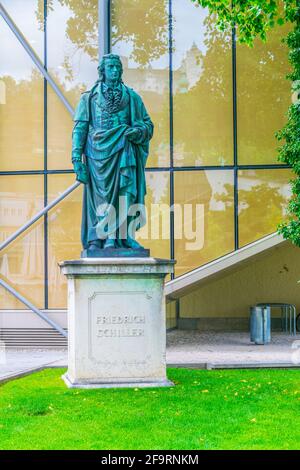 Statue des deutschen Dichters Friedrich Schiller in Salzburg, Österreich. Stockfoto