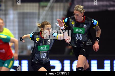 Hamm, Deutschland. 2021. Apr 04. firo: 20/2021 Handball: Frauen Frauen Landerspiel WM Qualifikation DHB Frauen Nationalmannschaft Deutschland - Portugal Jubel, Torjubel, Geste, Geste, Luisa Schulze mit Mareike Thomaier (links) zur weltweiten Nutzung Kredit: dpa/Alamy Live News Stockfoto