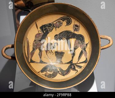 Rom. Italien. Lakonische Schwarzfigur-Kylix, 550-525 v. Chr. In der Mitte des Beckens sind zwei bewaffnete Krieger dargestellt, einer steht rechts und der andere Stockfoto