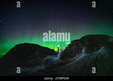 Erkunden Sie Den Dinosaur Provincial Park Unter Aurora Borealis Stockfoto