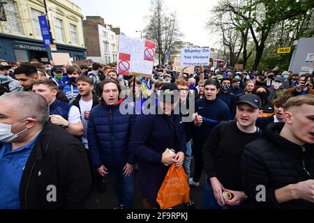 Fans protestieren vor der Stamford Bridge, London, gegen Chelseas Beteiligung an der neuen Europäischen Super League. Bilddatum: Dienstag, 20. April 2021. Stockfoto