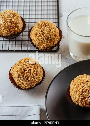 Hausgemachte Desserts mit Karamell, Nüsse auf hellem Hintergrund Stockfoto