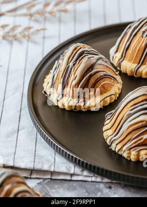 Hausgemachte Desserts mit Karamell, Nüsse auf hellem Hintergrund Stockfoto