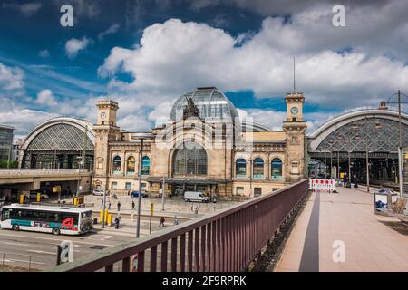 17 Mai 2019 Dresden, Deutschland - Dresden Hauptbahnhof - der Hauptbahnhof an einem bewölkten Frühlingstag. Stockfoto