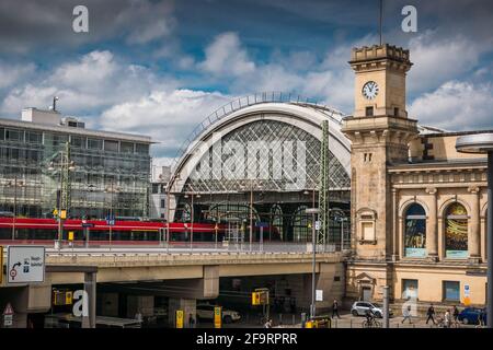 17 Mai 2019 Dresden, Deutschland - Dresden Hauptbahnhof - der Hauptbahnhof an einem bewölkten Frühlingstag. Stockfoto