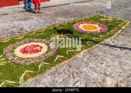 Dekorierter Teppich auf der Straße vor der Prozession am Ostersonntag in Antigua Guatemala-Stadt. Stockfoto