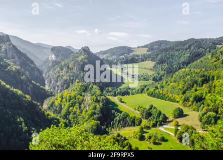 Berglandschaft rund um die Semming-Bahn in Österreich Stockfoto