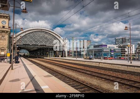 17 Mai 2019 Dresden, Deutschland - Dresden Hauptbahnhof - der Hauptbahnhof an einem bewölkten Frühlingstag. Stockfoto