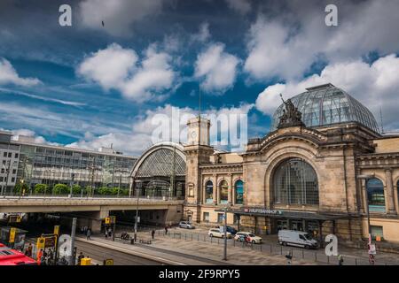 21 Mai 2019 Dresden, Deutschland - Dresden Hauptbahnhof - der Hauptbahnhof. Straßenbahnen und Bahnbahnen an der Brücke.Vielfalt der öffentlichen Verkehrsmittel Stockfoto