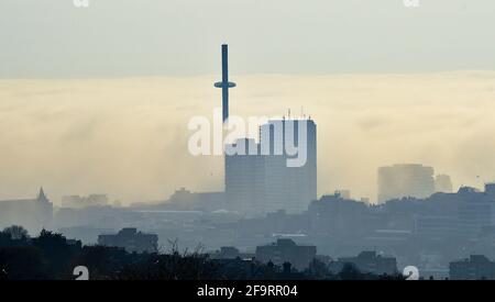 Brighton UK 20. April 2021 - der Aussichtsturm Brighton BA i360 und die Wohnungen von Sussex Heights erheben sich heute späten Nachmittag über einem Meeresnebel am Meer, da für Teile Großbritanniens in den nächsten Tagen warmes, sonniges Wetter prognostiziert wird : Credit Simon Dack / Alamy Live News Stockfoto