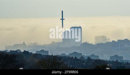 Brighton UK 20. April 2021 - der Aussichtsturm Brighton BA i360 und die Wohnungen von Sussex Heights erheben sich heute späten Nachmittag über einem Meeresnebel am Meer, da für Teile Großbritanniens in den nächsten Tagen warmes, sonniges Wetter prognostiziert wird : Credit Simon Dack / Alamy Live News Stockfoto