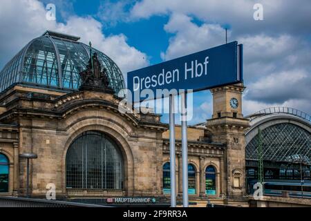 21 Mai 2019 Dresden, Deutschland - Dresden Hauptbahnhof - der Hauptbahnhof. Informationsschild Stockfoto