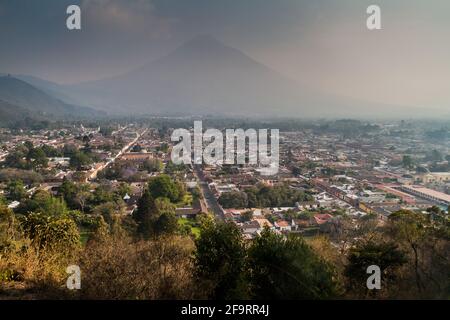 Luftaufnahme von Antigua, Guatemala. Vulkan Agua im Hintergrund. Stockfoto