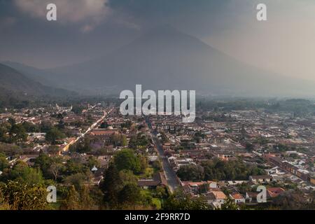 Luftaufnahme von Antigua, Guatemala. Vulkan Agua im Hintergrund. Stockfoto