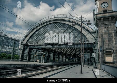 21 Mai 2019 Dresden, Deutschland - Dresden Hauptbahnhof - der Hauptbahnhof. Transluzentes Dach aus Teflon-Coatet-Glasfasermembranen Stockfoto