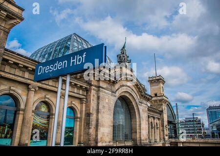 21 Mai 2019 Dresden, Deutschland - Dresden Hauptbahnhof - der Hauptbahnhof. Informationsschild Stockfoto