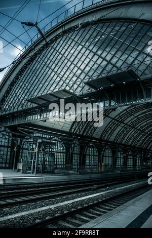 21 Mai 2019 Dresden, Deutschland - Dresden Hauptbahnhof - der Hauptbahnhof. Transluzentes Dach aus Teflon-Coatet-Glasfasermembranen Stockfoto