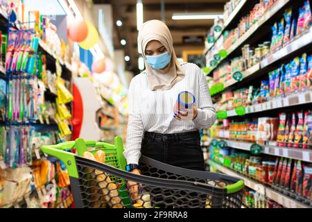 Moderne Muslimische Frau In Hijab Macht Lebensmittel Einkaufen Im Supermarkt Stockfoto