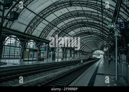 17. Mai 2019 Dresden, Deutschland - Innere des Dresdner Hauptbahnhofs. Züge im Hauptbahnhof von Dresden. Stockfoto