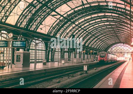 17 Mai 2019 Dresden, Deutschland - Dresden Hauptbahnhof - der Hauptbahnhof an einem bewölkten Frühlingstag. Stockfoto