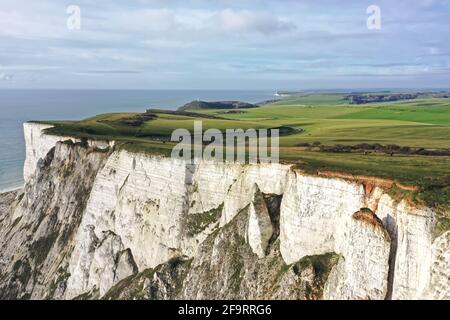 Blick auf die Strandklippen, die die Erosion zeigen, ein wunderschönes Foto von einer Drohne am Rand der Klippen, die bereit sind zu fallen und die Gefahr zu zeigen Stockfoto