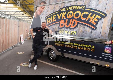 Frech, Deutschland. April 2021. Willi HERREN, Schauspieler und Sänger, eröffnet sein Rievkooche Bud, Präsentation und Eröffnung von Willi HerrenÕs Rievkooche Bud, seinem Kartoffelfritter in Frechen, Fotogelegenheit am 16. April 2021 in Frechen, zur weltweiten Nutzung Quelle: dpa/Alamy Live News Stockfoto