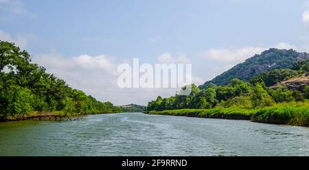 Der Fluss Ropotamo in bulgarien ist einer der beliebtesten Touristenattraktion in burgas, besonders für Flusskreuzfahrten Das Erreichen einer Mündung der BL Stockfoto