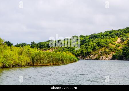 Der Fluss Ropotamo in bulgarien ist einer der beliebtesten Touristenattraktion in burgas, besonders für Flusskreuzfahrten Das Erreichen einer Mündung der BL Stockfoto