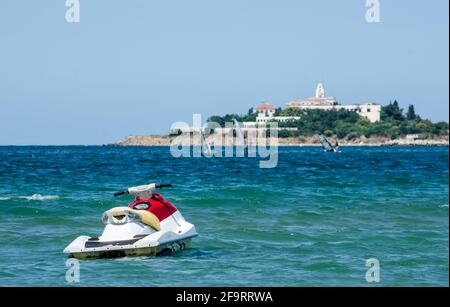 Der Wasserroller schwimmt auf dem schwarzen Meer in der Nähe eines Strandes in der bullischen Küstenstadt sozopol. Stockfoto