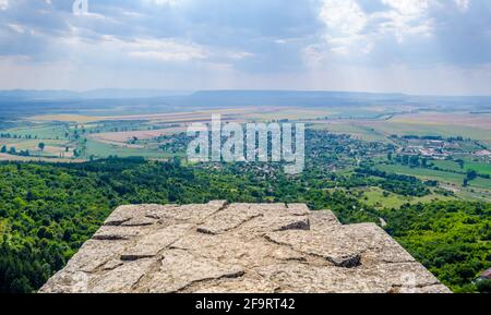 Luftaufnahme der bulgarischen Stadt Madara auf dem shumen-Hochplateau gelegen und berühmt für seine Schnitzerei von Konnik. Stockfoto