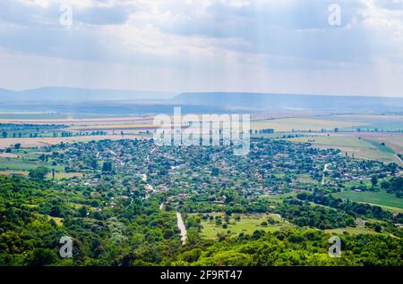 Luftaufnahme der bulgarischen Stadt Madara auf dem shumen-Hochplateau gelegen und berühmt für seine Schnitzerei von Konnik. Stockfoto