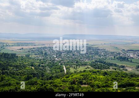 Luftaufnahme der bulgarischen Stadt Madara auf dem shumen-Hochplateau gelegen und berühmt für seine Schnitzerei von Konnik. Stockfoto