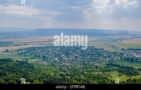 Luftaufnahme der bulgarischen Stadt Madara auf dem shumen-Hochplateau gelegen und berühmt für seine Schnitzerei von Konnik. Stockfoto