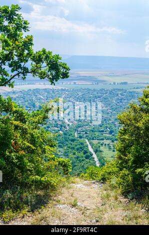 Luftaufnahme der bulgarischen Stadt Madara auf dem shumen-Hochplateau gelegen und berühmt für seine Schnitzerei von Konnik. Stockfoto