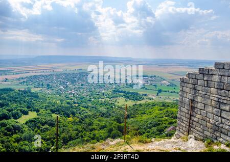 Luftaufnahme der bulgarischen Stadt Madara auf dem shumen-Hochplateau gelegen und berühmt für seine Schnitzerei von Konnik. Stockfoto