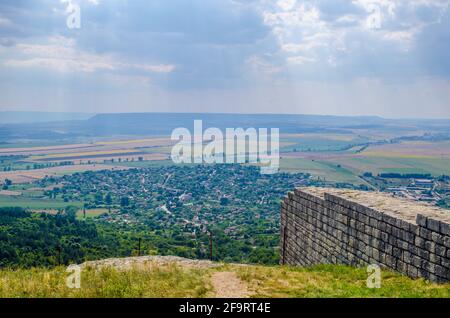 Luftaufnahme der bulgarischen Stadt Madara auf dem shumen-Hochplateau gelegen und berühmt für seine Schnitzerei von Konnik. Stockfoto