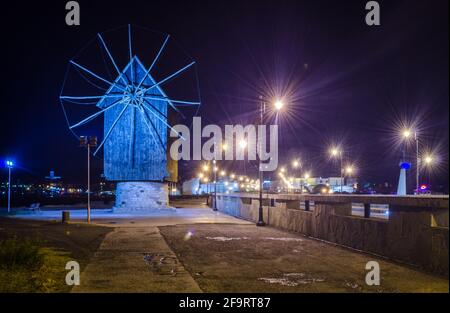 Nachtansicht einer alten Windmühle an der Hauptstraße zur Altstadt von nessebar in bulgarien. Stockfoto