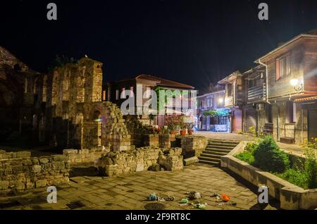 Nachtansicht der antiken Kirche St. Sophia (Stara Mitropolia) Ruinen in Nessebar, Bulgarien. Stockfoto