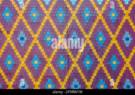 Bunte Fliesen in diagonaler Form auf der Spitze der Kirche der heiligen maria in rumänisch sibiu. Stockfoto