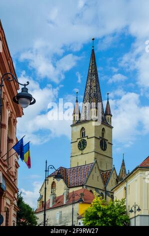 Der 73.34 m hohe Kirchturm mit Uhr und vier Türmchen der Evangelischen Kirche, dem Wahrzeichen der Stadt, wurde 1530 auf dem Huet-Platz in Sibiu, Rom, erbaut Stockfoto