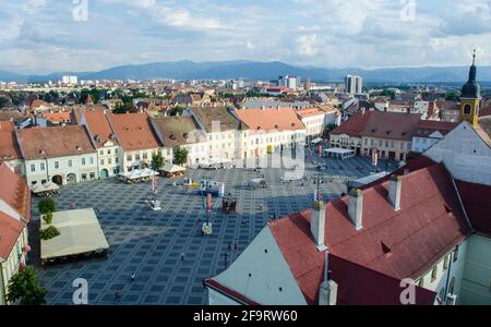 Luftaufnahme des großen Platzes - piata Stute in der rumänischen Stadt sibiu von der Spitze des rates Turm. Stockfoto