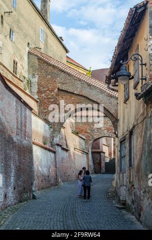 Architektur in Sibiu Siebenbürgen - Pasajul Scarilor - die Treppe Durchgang auf der alten Wandbefestigung Stockfoto