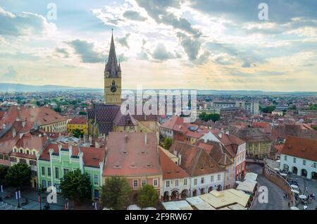 Luftaufnahme des kleinen Platzes - piata mica in der rumänischen Stadt sibiu von der Spitze des rathausturms. Stockfoto