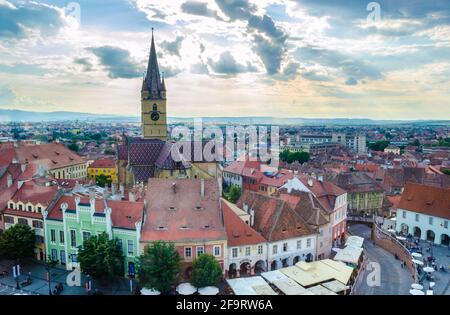 Luftaufnahme des kleinen Platzes - piata mica in der rumänischen Stadt sibiu von der Spitze des rathausturms. Stockfoto