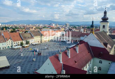 Luftaufnahme des großen Platzes - piata Stute in der rumänischen Stadt sibiu von der Spitze des rates Turm. Stockfoto