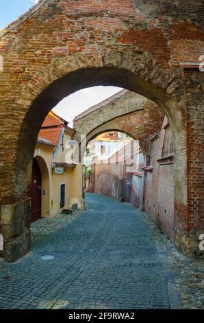 Architektur in Sibiu Siebenbürgen - Pasajul Scarilor - die Treppe Durchgang auf der alten Wandbefestigung Stockfoto