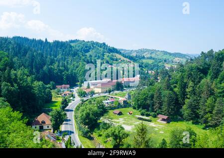 Luftaufnahme der Umgebung des Bran-Schlosses in der Nähe der rumänischen Stadt brasov. Stockfoto