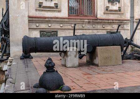 Eine alte Schiffskanone. Waffen auf einem Sockel in einem historischen Gebäude in Sewastopol. Stockfoto